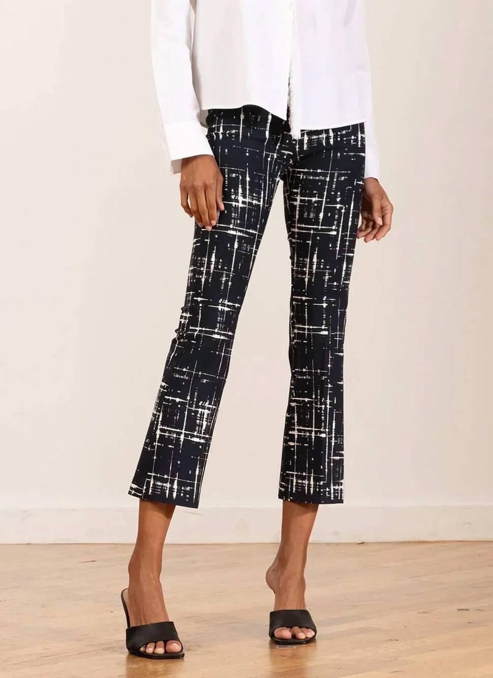 NEW AVENUE MONTAIGNE leo crop flare graffiti pants in white /black